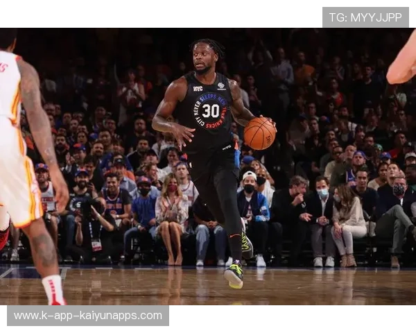 兰德尔顶着对抗完成上篮,尼克斯找到感觉