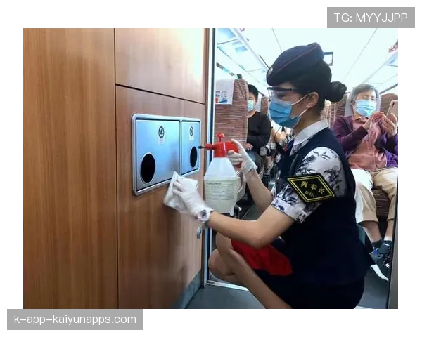 南宁客运段通报女乘务员拍肩事件，乘客反应引关注，南宁客运段列车员